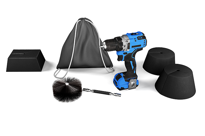 Ein Set für Schornsteinfeger, bestehend aus einem blauer Akku-Bohrschrauber, zwei schwarzen Schaumstoffkegel, einer runden Bürste mit Stiel, einem grauen Stoffbeutel und einem schwarzen rechteckigen Schaumstoffstück.