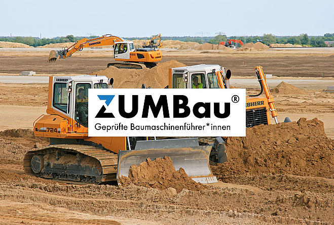 ZUMBau Logo vor Baustellenhintergrund