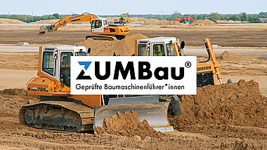 ZUMBau Logo vor Baustellenhintergrund