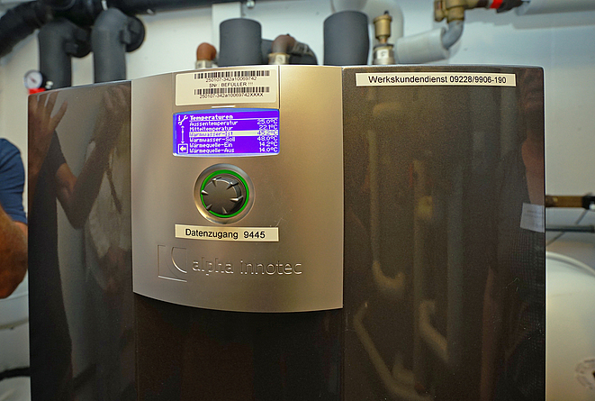 Display der Steuerung der Wärmepumpe mit Temperaturanzeige.