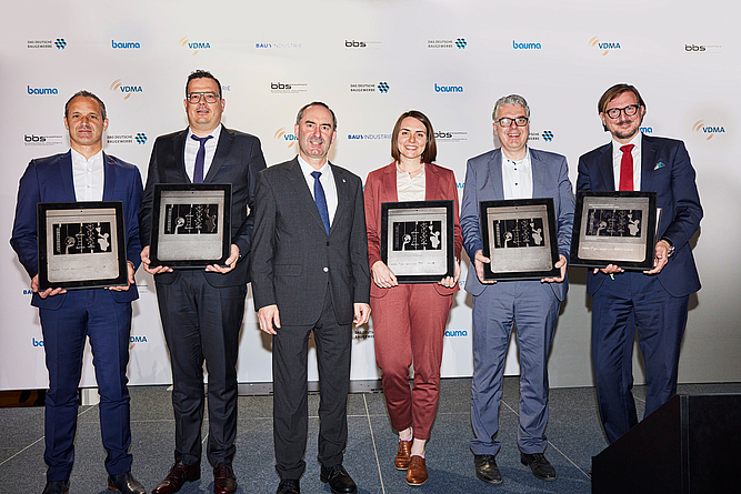 Strahlende Gewinner bei der Preisverleihung des bauma Innovationspreises 2022 Siegerfoto: Gewinnerinnen und Gewinner halten den bauma Innovationspreis 2022 in den Händen.