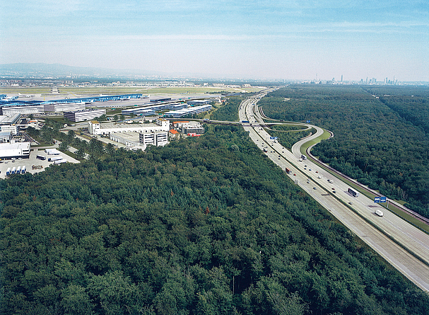 Autobahn A5 mit Ab- und Zufahrt zum Terminal 3 am Frankfurter Flughafen.