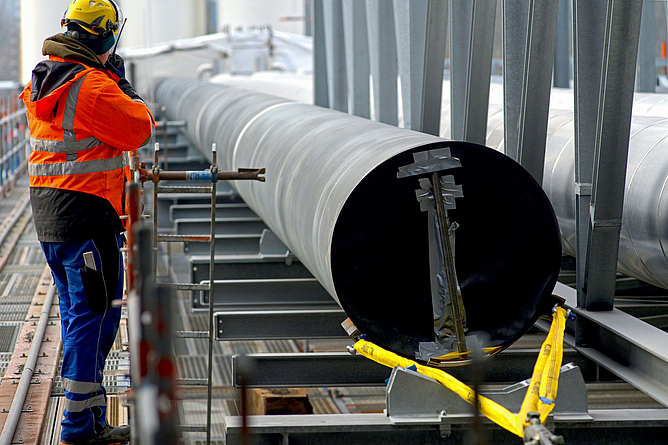 Montage von Rohrleitungen im Kraftwerk Reuter West.