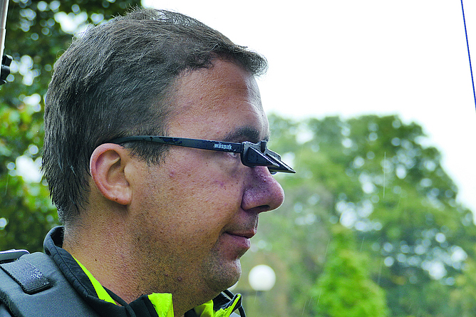 Mit der Prismenbrille kann Philipp Lange alles sehen, was im 90°-Winkel über ihm passiert – ohne den Kopf zu bewegen. Mann, der eine Prismenbrille trägt. Durch die aufklappten Spezialprismen sieht er, was im 90°-Winkel über ihm passiert.