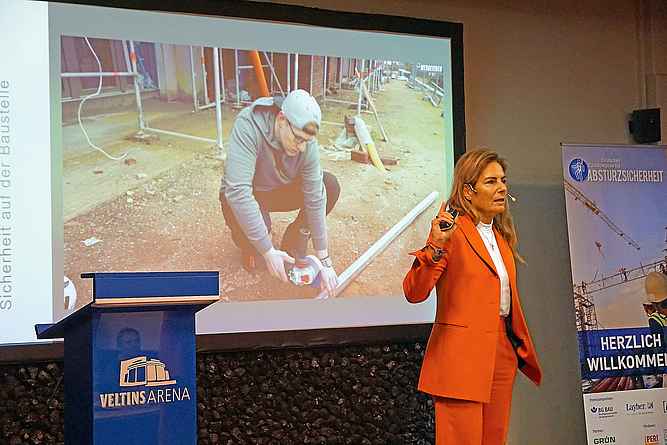Manuela Reibold-Rolinger bei ihrem Vortrag.