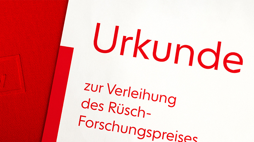Rote Mappe mit DBV-Logo und Urkunde zur Verleihung des Rüsch-Forschungspreises.