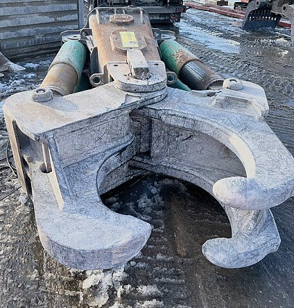 Hochleistungsabbruchzange beim Abbruch der Talbrücke Sechshelden.