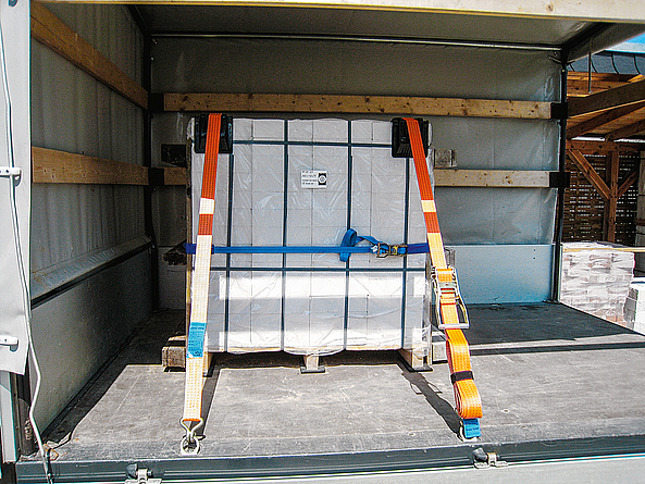 Sicherung einer Palette mit Kalksandstein auf rutschhemmenden Material: Zurrpunktabstand 1m 