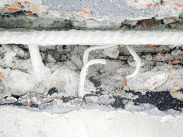 Behebung von Schäden: Vor der Reprofilierung wurde ein mineralischer Korrosionsschutz auf die entrosteten Bewehrungsstähle aufgebracht.