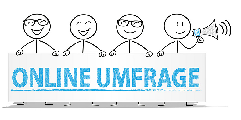 Illustration Online-Umfrage Mehrere Strichmännchen halten ein Schild mit der Aufschrift: Online Umfrage.