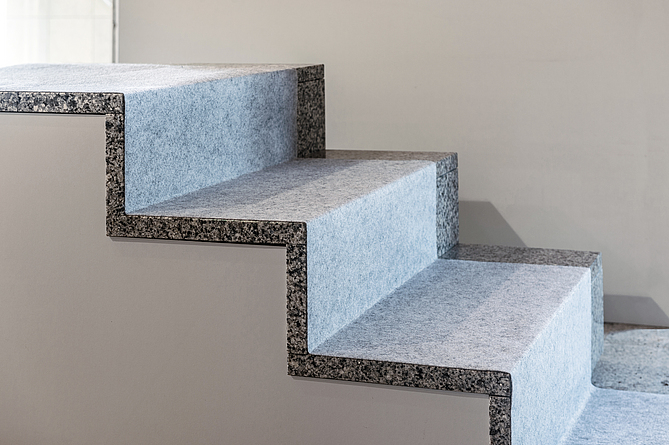 Abb. 3: Ein selbsthaftendes Abdeckvlies mit saugfähiger Vliesoberseite eignet sich für den Einsatz auf Böden und Treppen.