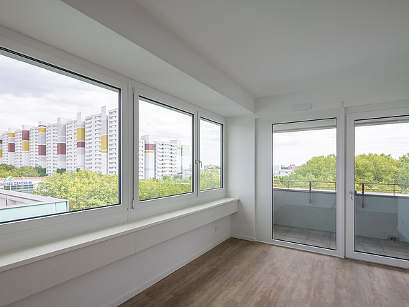 Sanierte, noch nicht bewohnte Wohnung mit Fensterfront und Balkon.