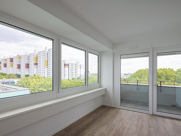 Sanierte, noch nicht bewohnte Wohnung mit Fensterfront und Balkon.