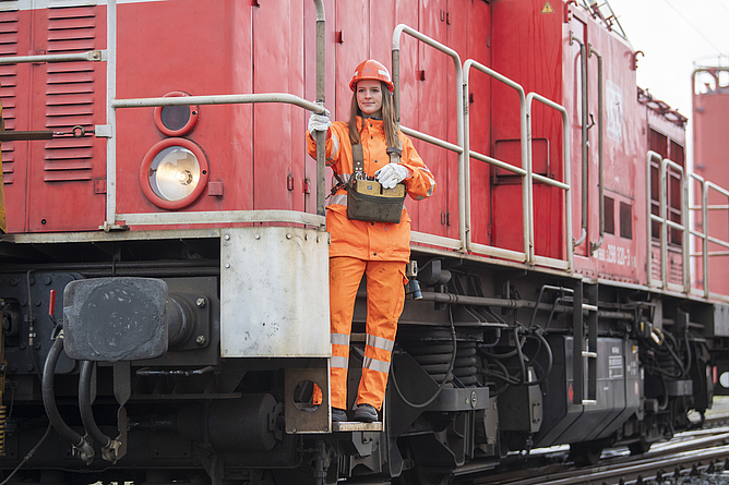 Lokrangierführerin Lokrangierführerin mit Jacke und Hose als Warnkleidung
