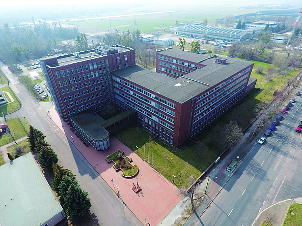 Luftaufnahme vom Gebäude des heutigen Finanzamts Dessau-Roßlau in der Kühnauer Straße 161 Luftaufnahme vom Gebäude des heutigen Finanzamts Dessau-Roßlau in der Kühnauer Straße 161
