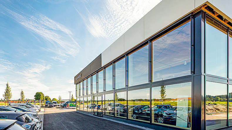 Glasfassade des Autohauses Nadler mit Holzdach