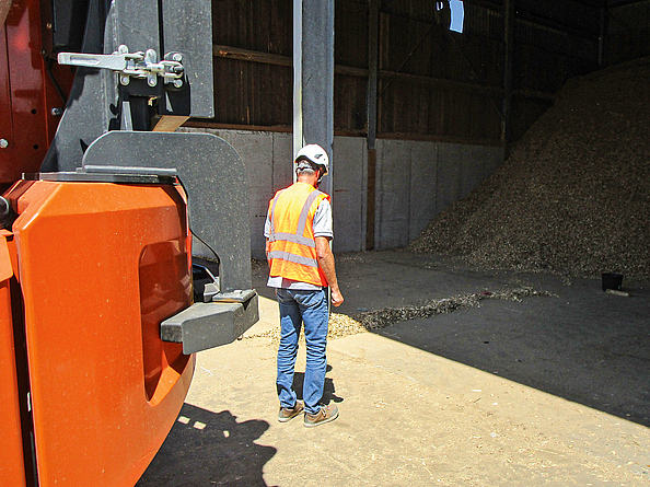 Test eines kamerabasierten Personenerkennungssystems an einer Baumaschine.
