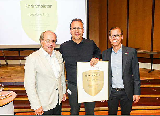 Frank Muschiol, Jens-Uwe Lutz
und Markus Straube mit der Ehrenmeister-Urkunde.