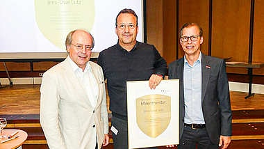 Frank Muschiol, Jens-Uwe Lutz
und Markus Straube mit der Ehrenmeister-Urkunde.