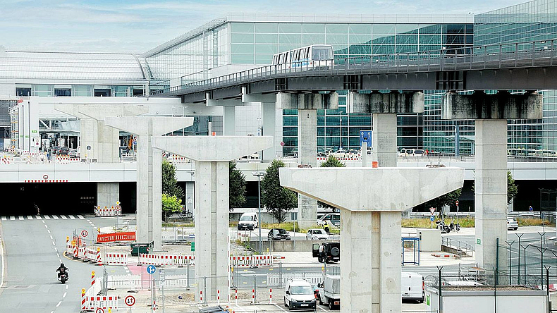 Bau der neuen Sky Line-Bahn am Flughafen Frankfurt.