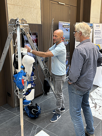 Vorführung von Seilzugangstechnik auf dem 9. Fachkongress für Absturzsicherheit 2025.