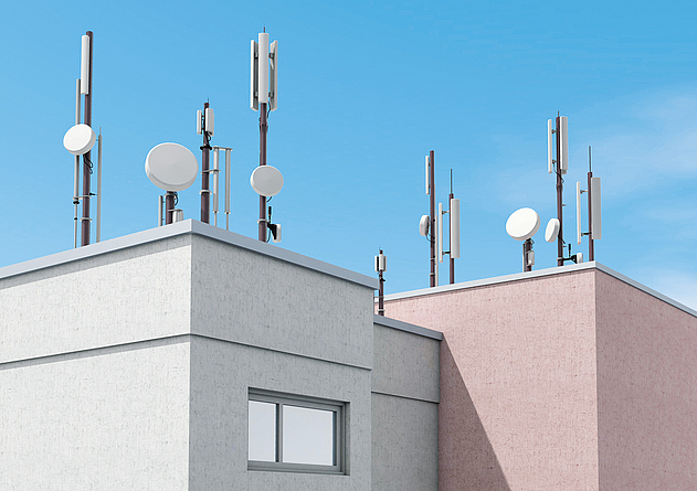 Auf einem Dach stehen Funkanlagen.