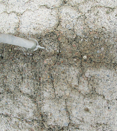 Porös wirkende Betonfläche mit Rissen