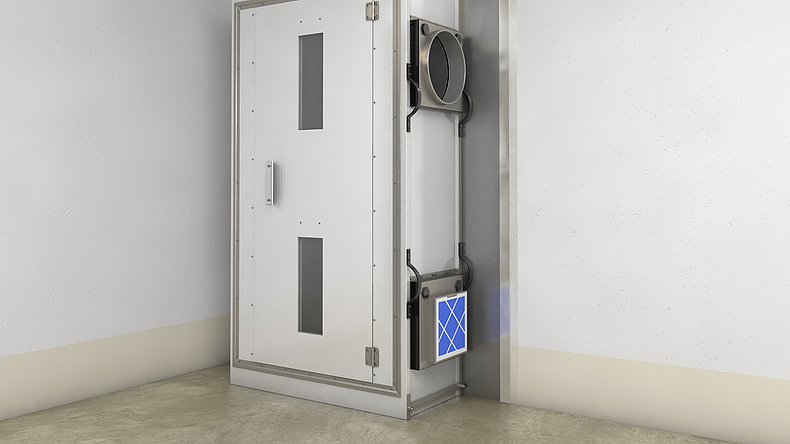 Eine Staubschutztür in faltbarer Ausführung steht in einer Ecke eines Raumes. Sie ist in Kombination mit einem Luftreiniger eingesetzt.
