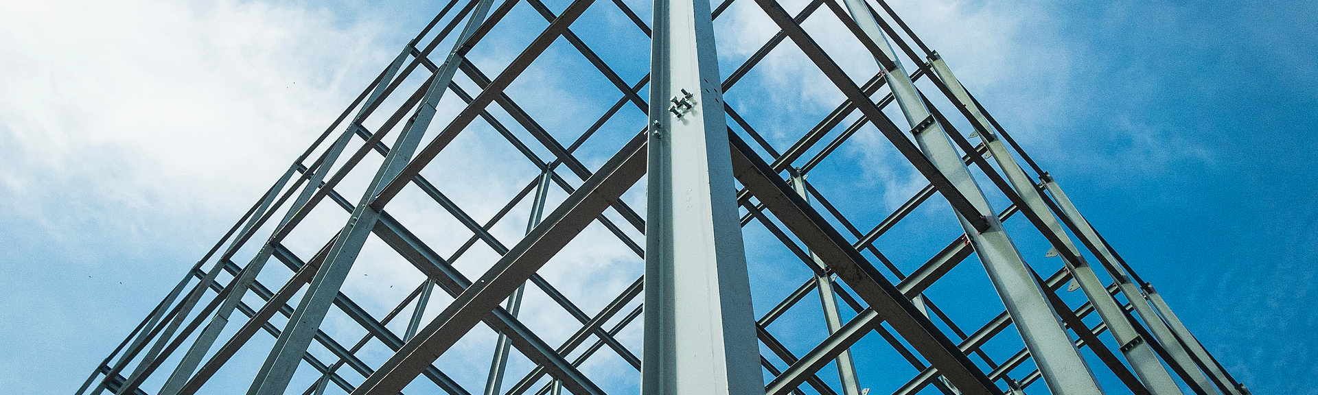 Stahlkonstruktion für Gebäudebau mit Himmel als Hintergrund.