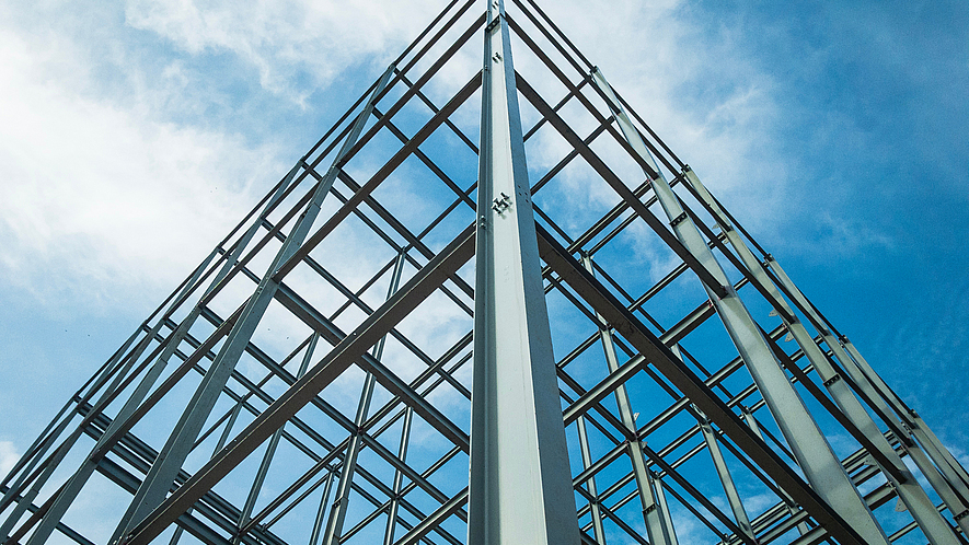 Stahlkonstruktion für Gebäudebau mit Himmel als Hintergrund.