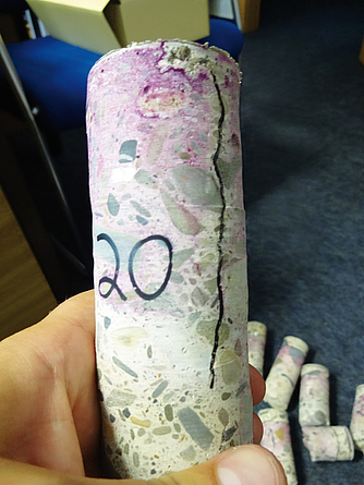 Sichtbare Risstiefe an einem Bohrkern