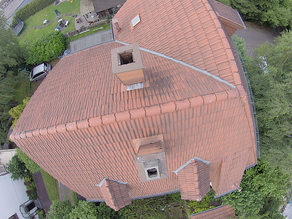 Auch im traditionellen Schornsteinfeger-Gewerk werden Drohnen genutzt: Blick von oben auf eine Dachfläche