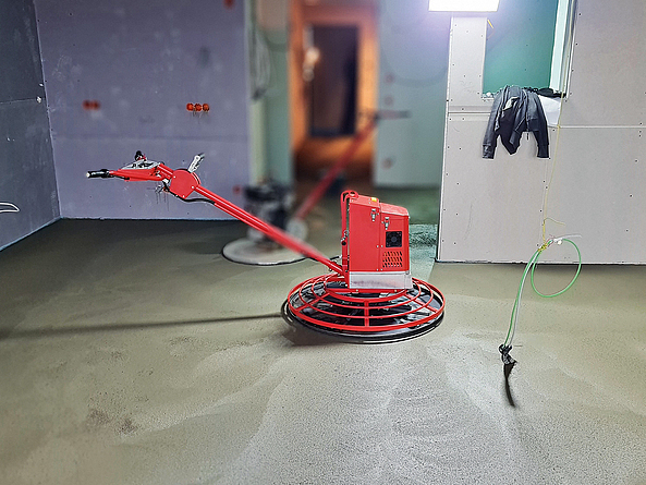 Ansicht des Akku-Deichselglätters Akku-Deichselglätter auf einer Betonfläche