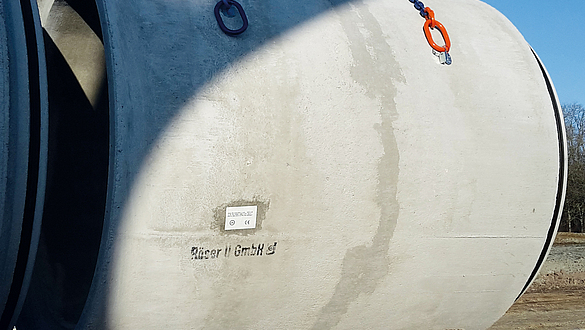 Zwei Anker wurden auf einem großen Rohr eingesetzt.