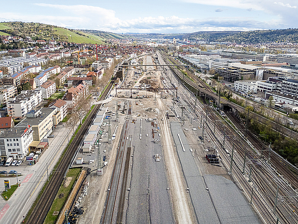 Blick von oben auf eine Baustelle mit Gleisen links und rechts.