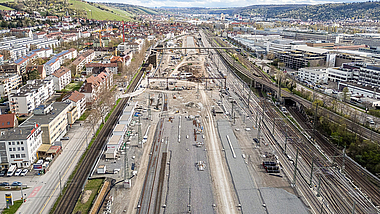 Blick von oben auf eine Baustelle mit Gleisen links und rechts.