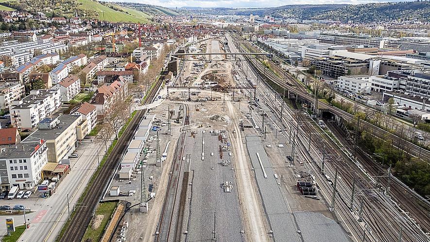 Blick von oben auf eine Baustelle mit Gleisen links und rechts.