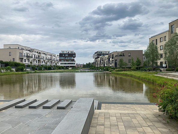 BUWOG-Projekt „52° Nord“ in Berlin-Grünau Drei unterschiedlich große Wasser-Rückhaltebecken hintereinander in einer neu gebauten Wohnanlage.