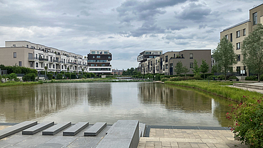 BUWOG-Projekt „52° Nord“ in Berlin-Grünau Drei unterschiedlich große Wasser-Rückhaltebecken hintereinander in einer neu gebauten Wohnanlage.