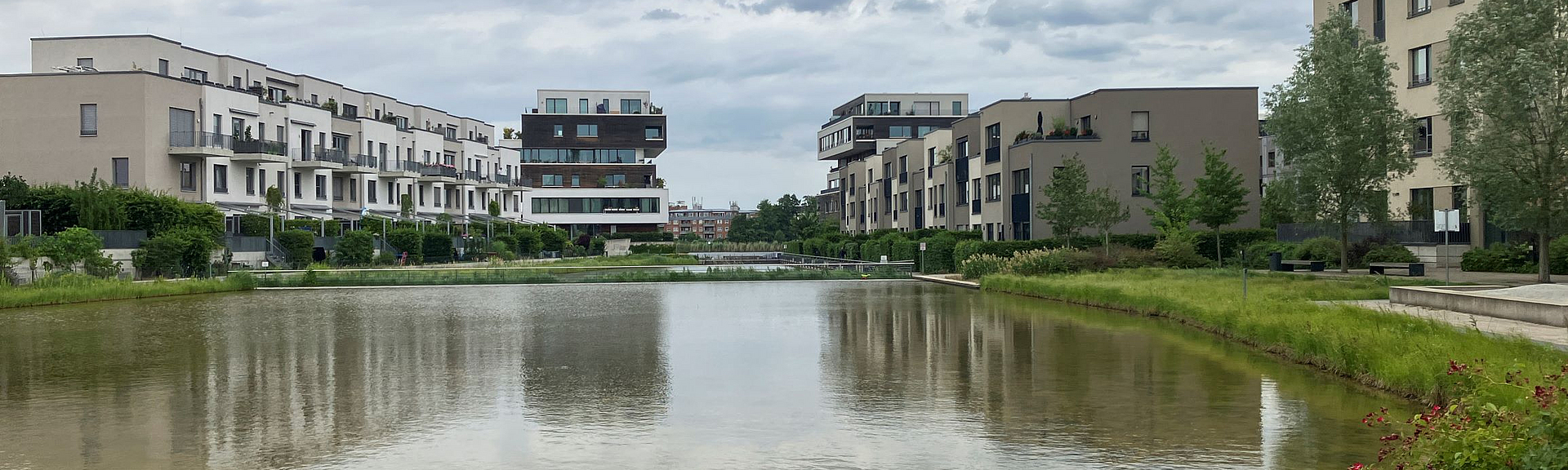 BUWOG-Projekt „52° Nord“ in Berlin-Grünau Drei unterschiedlich große Wasser-Rückhaltebecken hintereinander in einer neu gebauten Wohnanlage.