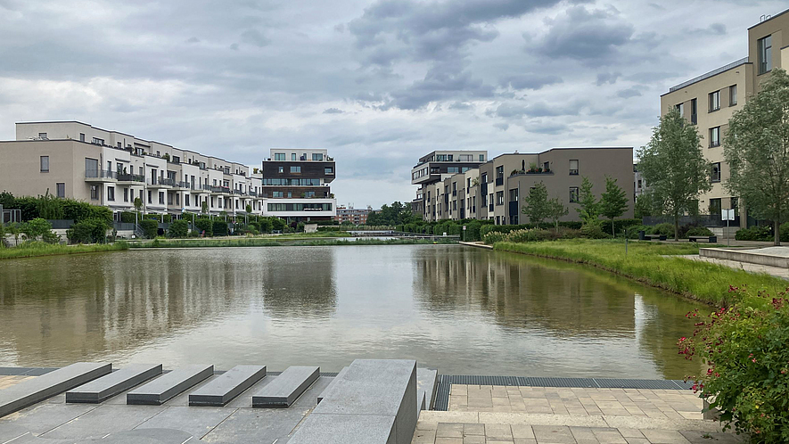 Drei unterschiedlich große Wasser-Rückhaltebecken hintereinander  in einer neu gebauten Wohnanlage.