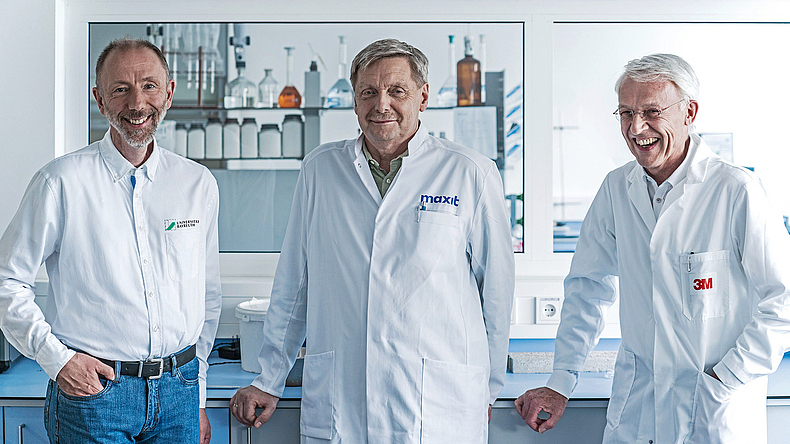 Das Forscher-Team (v. l. n. r.): Prof. Dr.-Ing. Thorsten Gerdes, Universität Bayreuth, Dipl.-Ing. Friedbert Scharfe von der Franken Maxit Mauermörtel GmbH & Co. und Dr. rer. nat. Klaus Hintzer, Dyneon GmbH