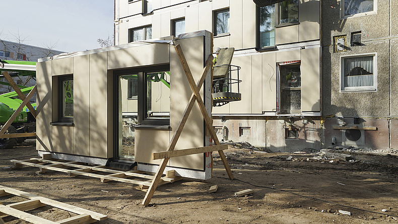 Aufgeständertes Holzrahmen-Modul auf der Baustelle.