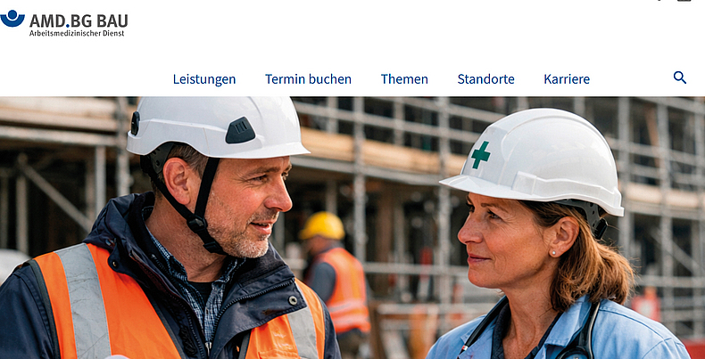 Screenshot der Website des AMD der BG BAU mit einem Bauarbeiter und einer Betriebsärztin mit Schutzhelmen im Gespräch auf einer Baustelle.
