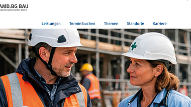 Screenshot der Website des AMD der BG BAU mit einem Bauarbeiter und einer Betriebsärztin mit Schutzhelmen im Gespräch auf einer Baustelle.
