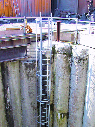 Ringförmige Steigleiter reicht vom Boden einer Baugrube bis zum oberen Rand