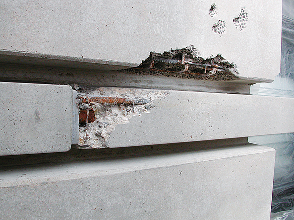 Aufgrund von Schadstellen im Beton kann der Bewehrungsstahl teilweise freiliegen und korrodieren.