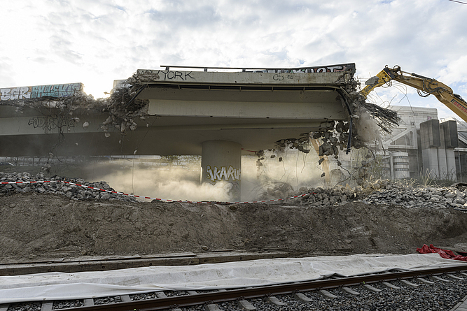 Abriss der Ringbahnbrücke in Berlin