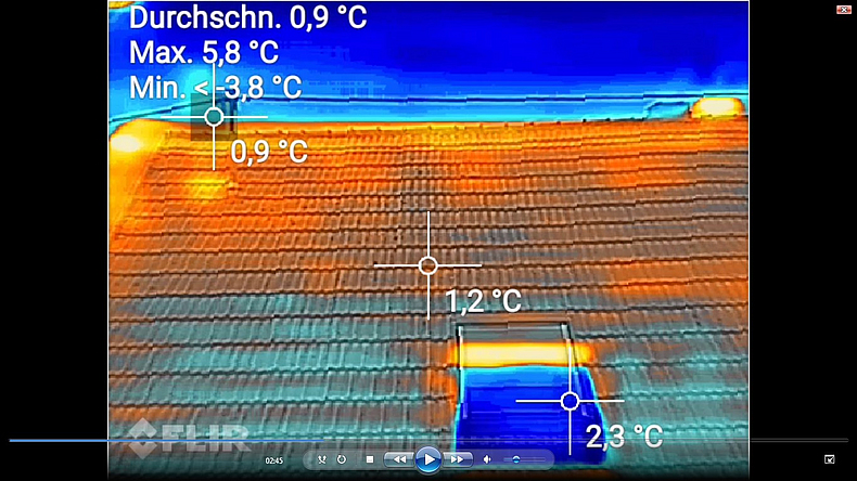 Die Thermobild-Kamera einer Drohne liefert Aufnahmen, die die Wärmeabstrahlung auf einer Dachfläche sichtbar macht: mittels Rot-Gelb-Einfärbung.