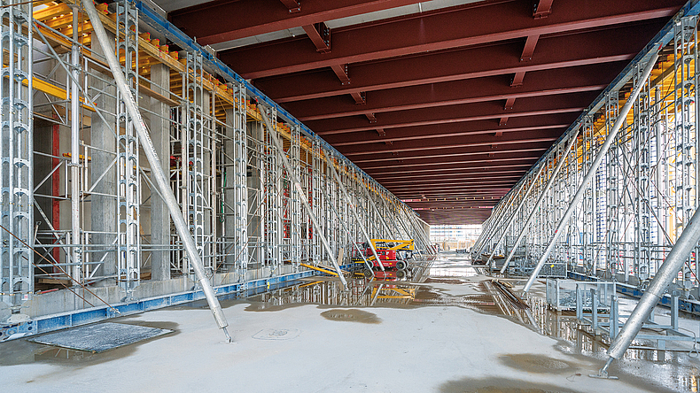 Blick auf eine lange Reihe von Lastrahmenstützen unter einer Stahlkonstruktion